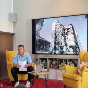 Florian Bachmeier vor Bildschirm